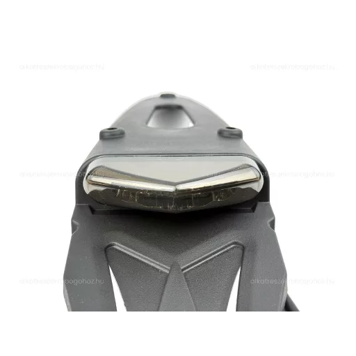 Hátsó lámpa sárvédővel univerzális - füstös – robogó elektromosság és világítás alkatrész, cikkszám: P13941